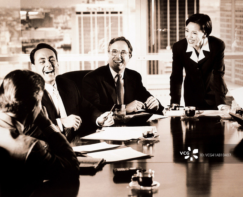 会议中的商务人士，男子在笑（黑白效果）图片素材