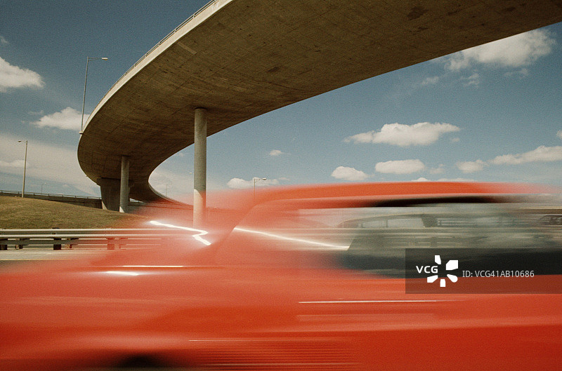 高架桥下高速公路上的汽车（近景模糊）图片素材