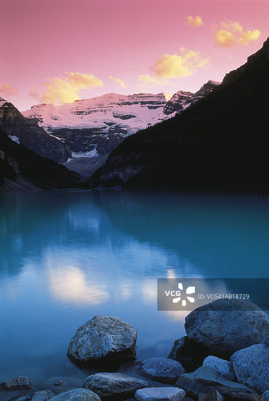 路易斯湖和维多利亚山，黄昏图片素材