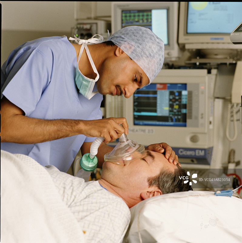 麻醉师在手术前给病人戴上面罩图片素材