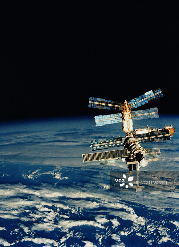 地球轨道上的和平号空间站图片素材