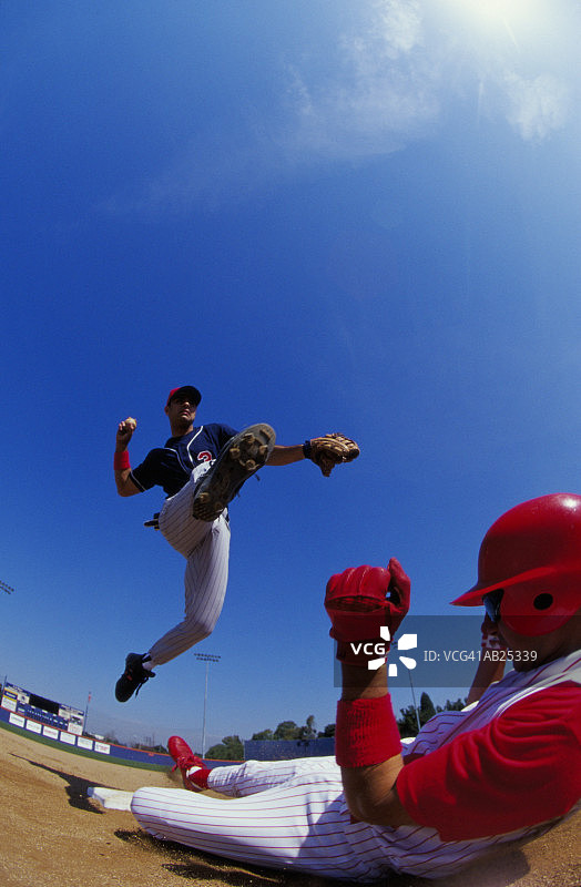 棒球运动员跃向对手图片素材