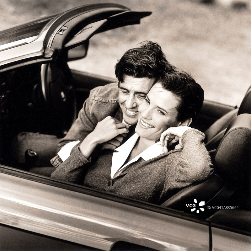 情侣在敞篷车中拥抱特写（黑白照片）图片素材