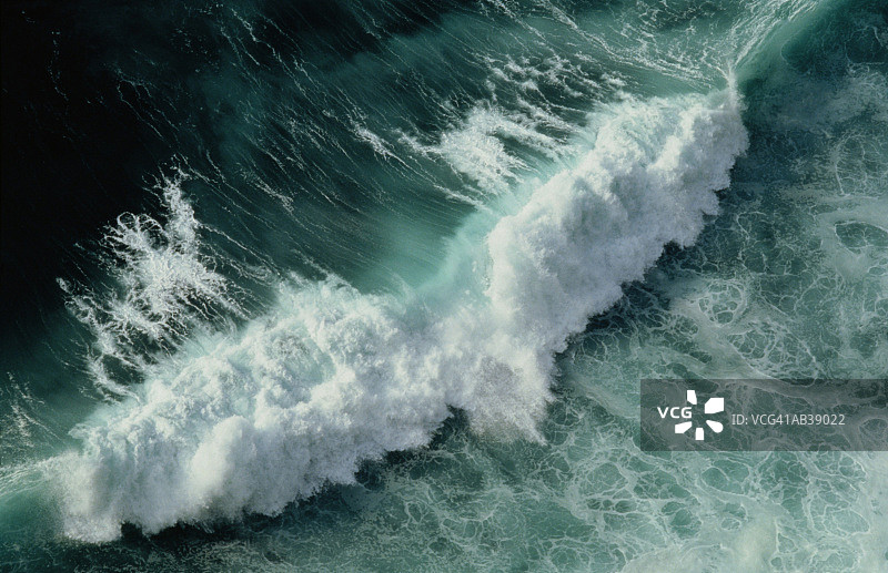 海浪撞击，顶视图图片素材