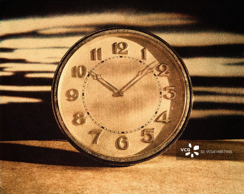 时钟特写：十点十分（黑白着色）图片素材