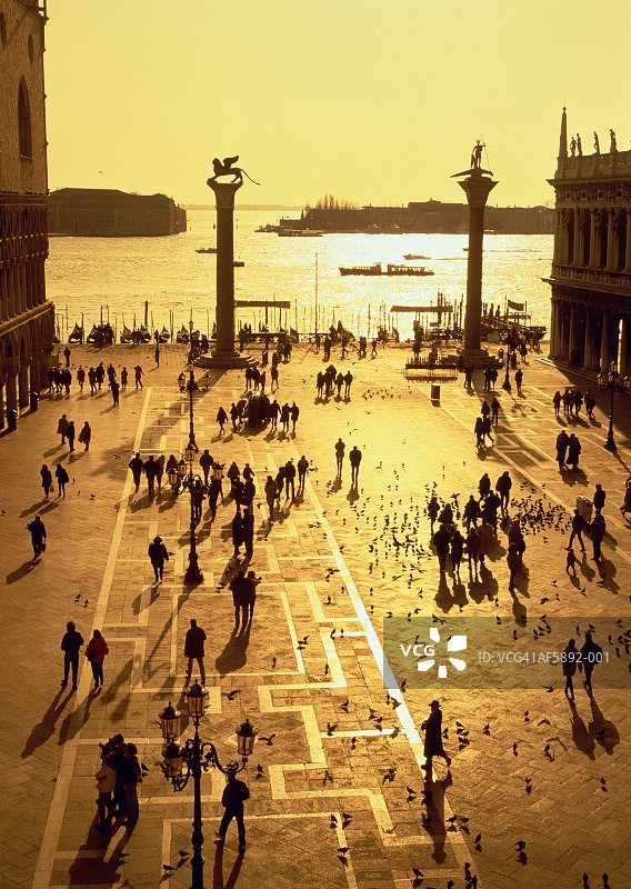 意大利威尼斯圣马可广场黎明时分，人们在广场上行走图片素材