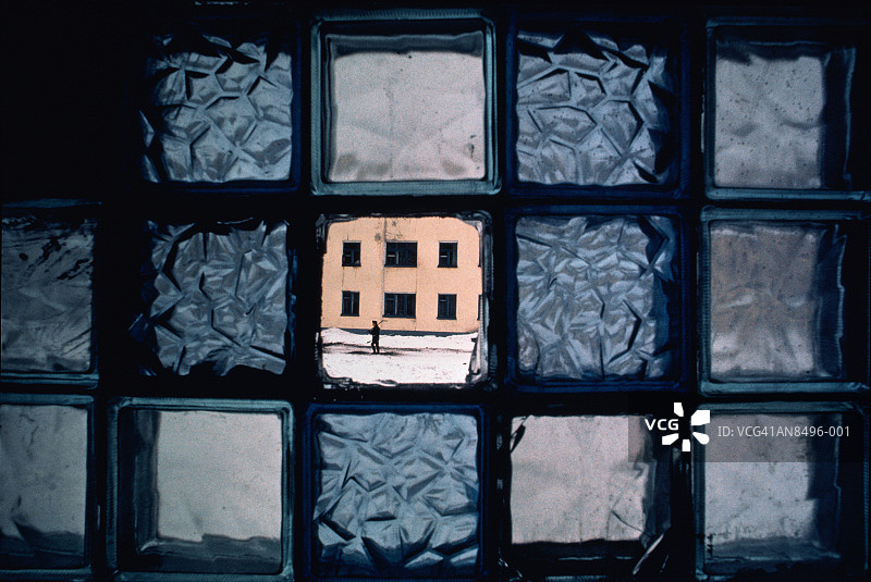 俄罗斯西伯利亚普罗维杰尼亚：破窗前的男子图片素材