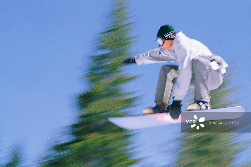 男子单板滑雪者在空中图片素材
