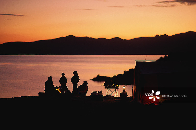日落时分的家庭露营图片素材