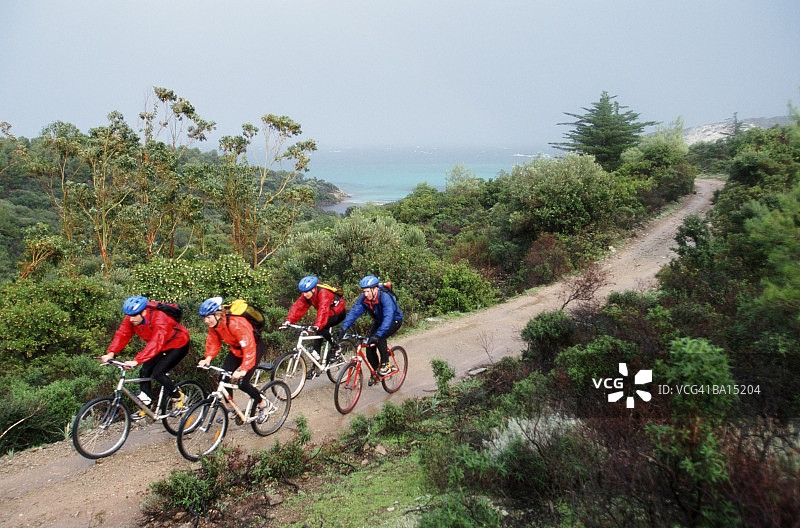 山地自行车骑手在乡间道路上骑行图片素材