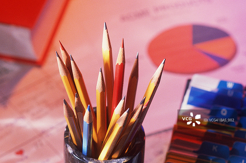 铅笔筒、卡片文件、饼图和书图片素材