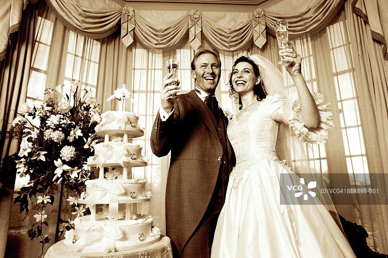 新娘和新郎站在婚礼蛋糕旁（黑白调）图片素材