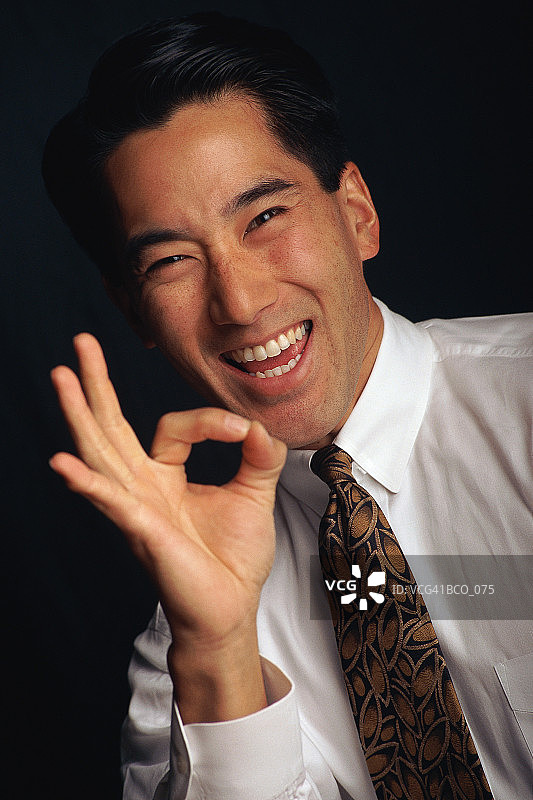 男人做OK手势图片素材