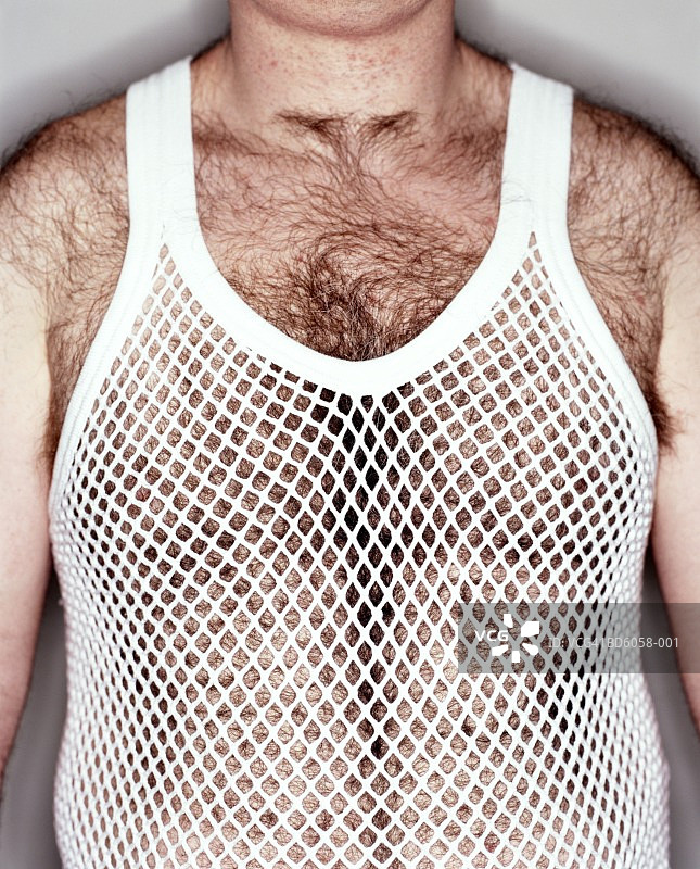 男人穿着网眼背心，中部特写图片素材