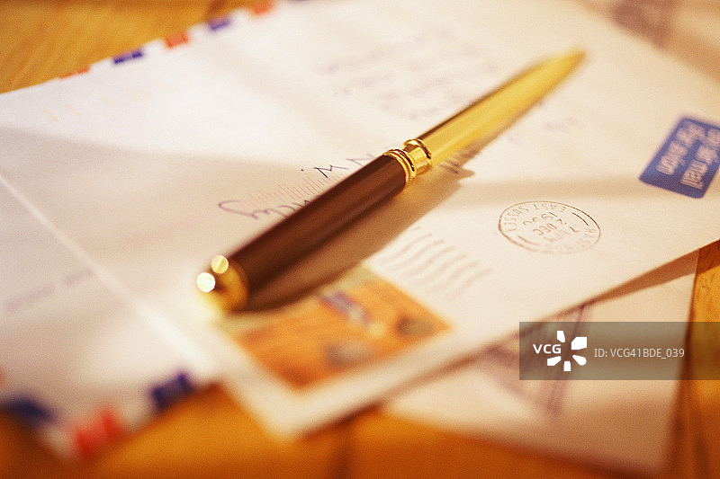 航空信封上的开信刀图片素材