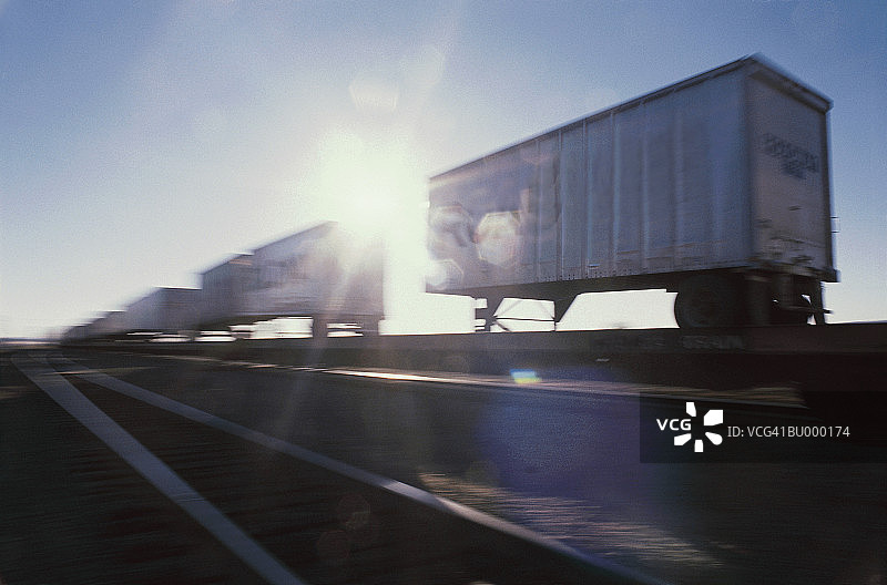 火车上的拖拉机拖车图片素材