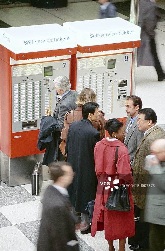 排队购买火车票图片素材