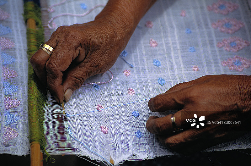 纺织工匠的手图片素材