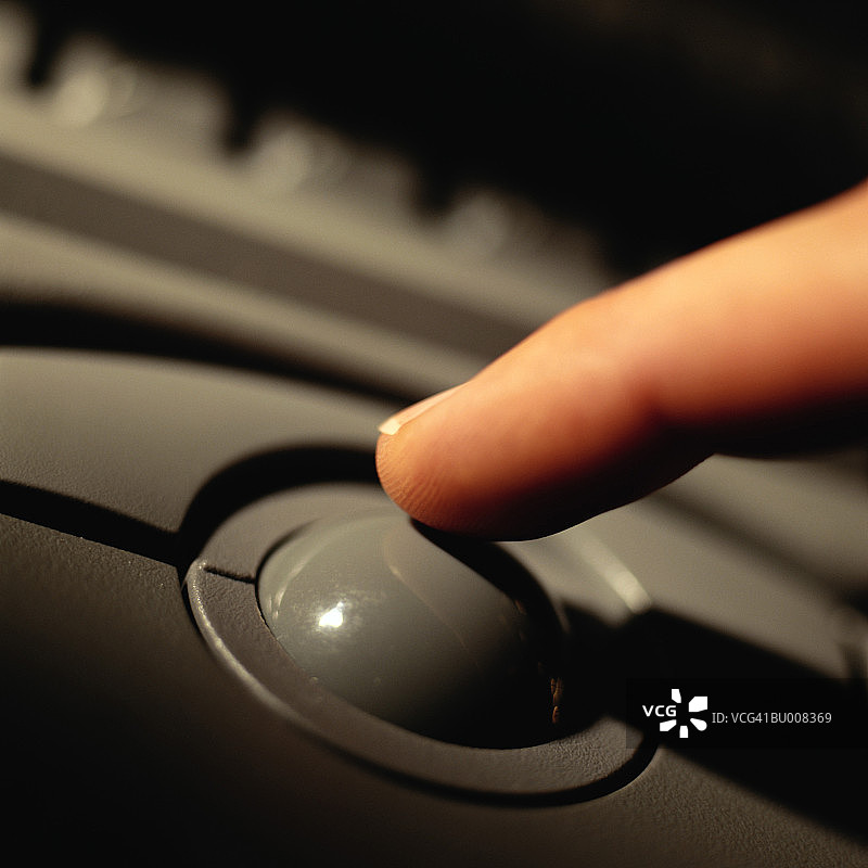 手指放在笔记本电脑鼠标上图片素材