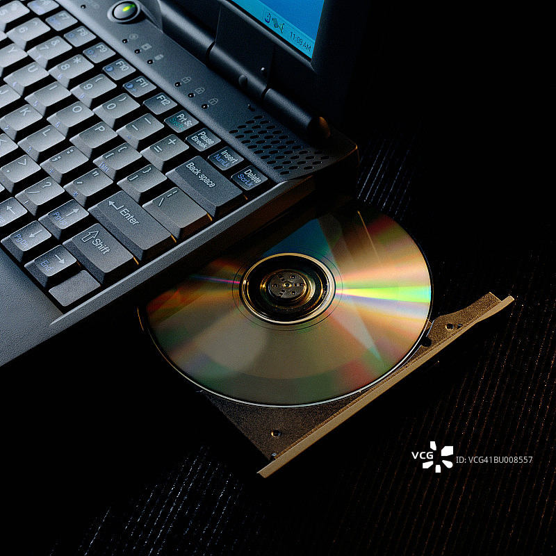 笔记本电脑光驱中的光盘图片素材