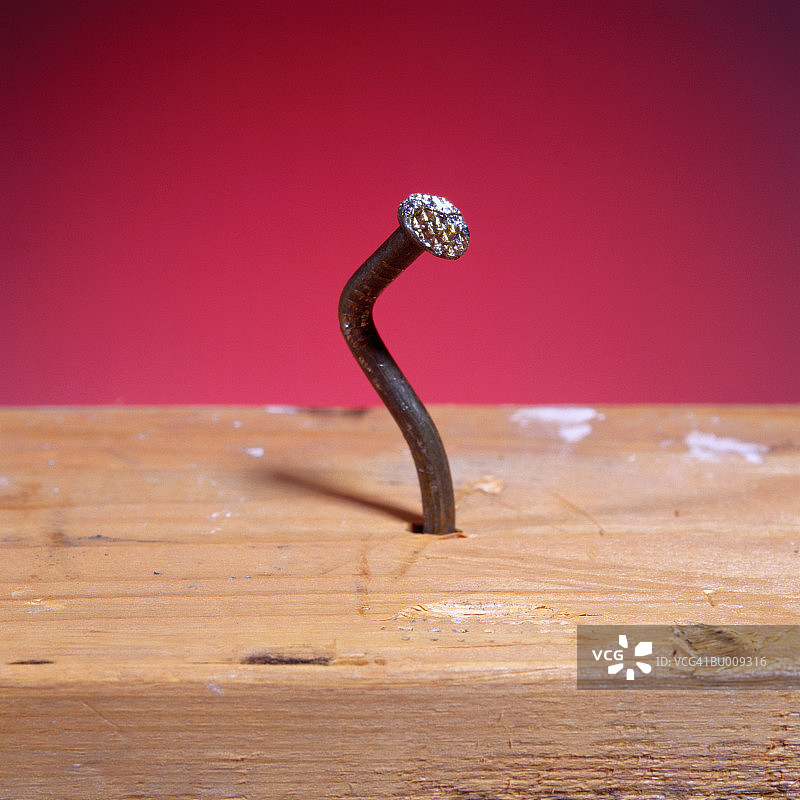 弯曲的钉子特写图片素材