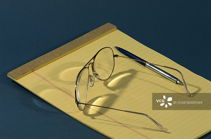 法律便笺本、笔和眼镜图片素材