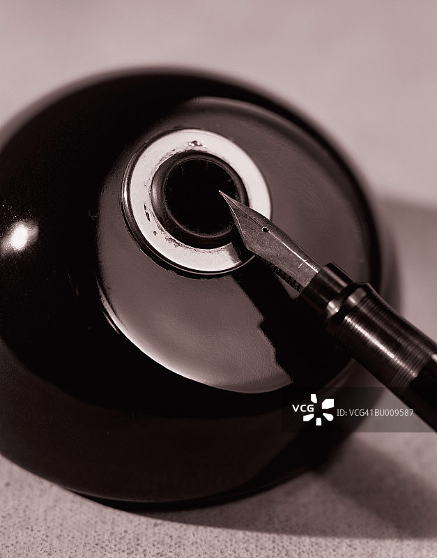 钢笔和墨水瓶细节图片素材