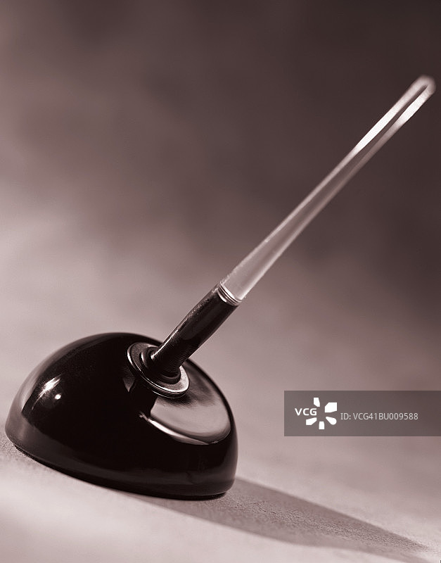 钢笔和墨水瓶特写图片素材