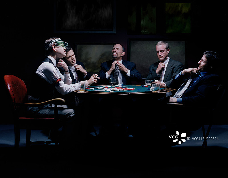 在牌桌旁的商务人士图片素材