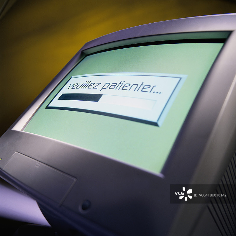 电脑显示器上的请等待消息图片素材