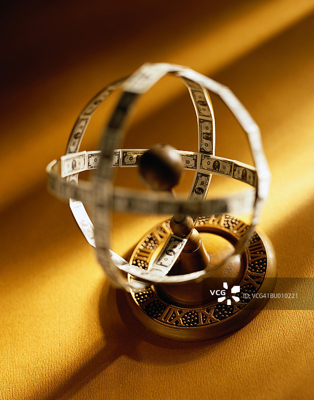 金钱制成的浑天仪图片素材