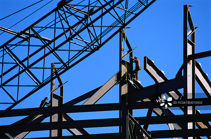 高层建筑工地的钢铁工人图片素材