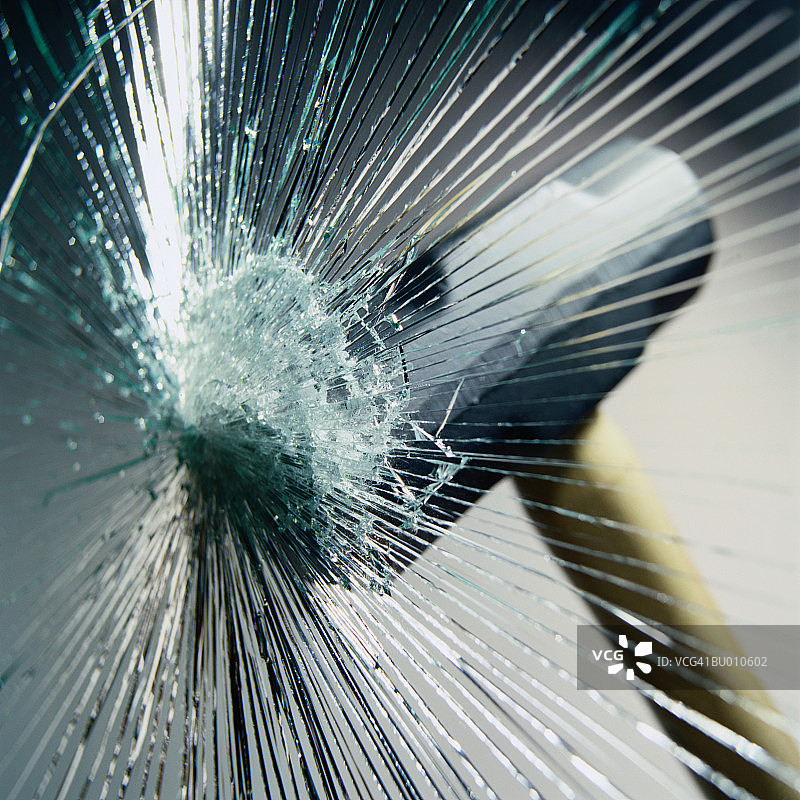 雪橇锤击碎玻璃图片素材
