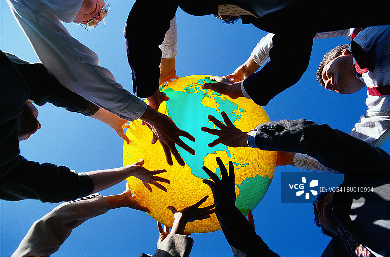 商人们举着地球仪图片素材