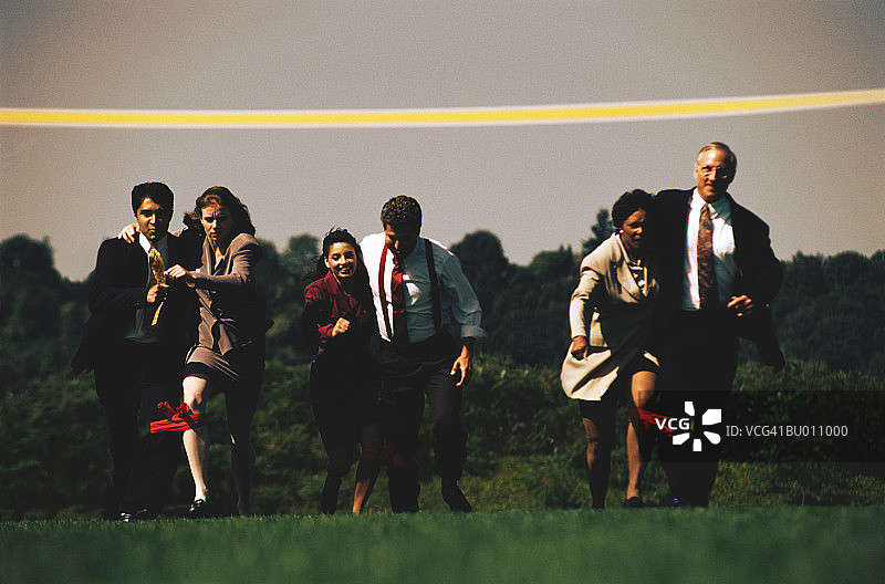 商务人士参加三人四足比赛图片素材