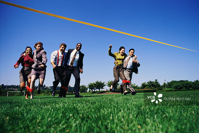商务人士参加三人四足比赛图片素材