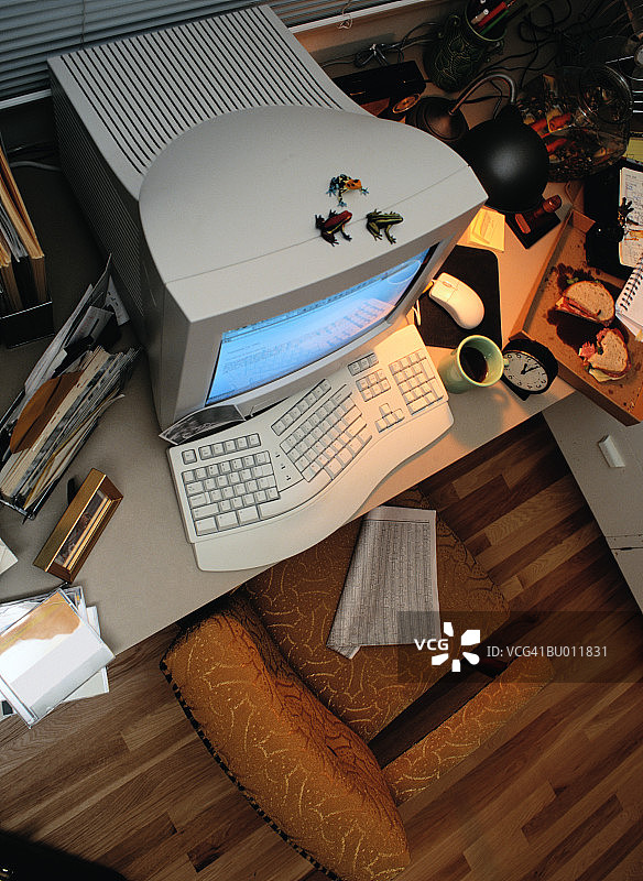 办公桌上的电脑俯视图图片素材