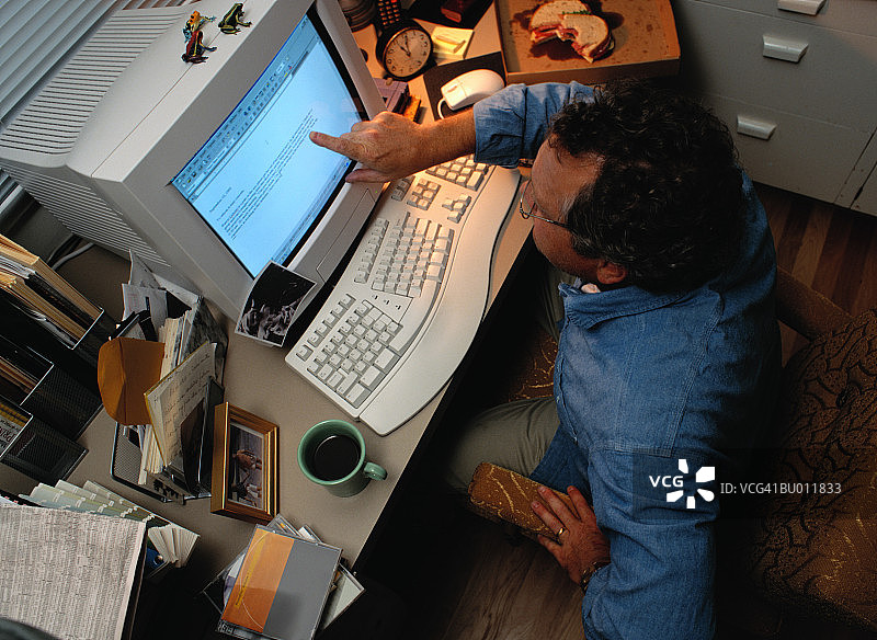 指向电脑显示器的商人图片素材