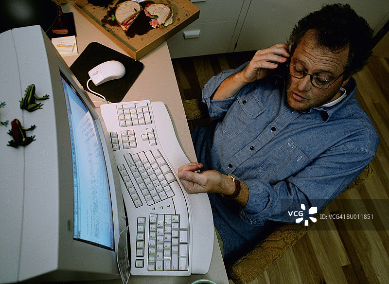 查看腕表的休闲商务男士图片素材