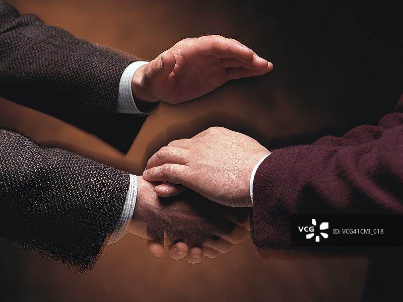 三名男子的手：两手紧握，一只手放在上面图片素材