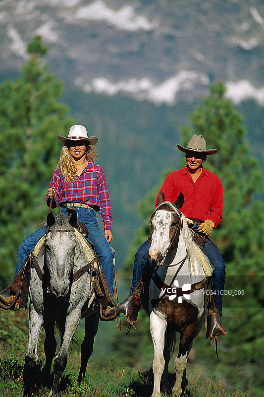 男人和女人骑马图片素材