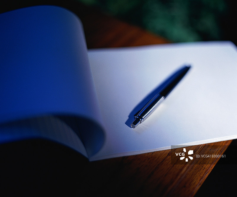 纸上的笔图片素材