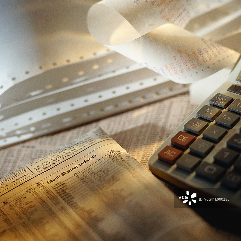 报纸股票清单、电脑打印件、加法机和磁带图片素材