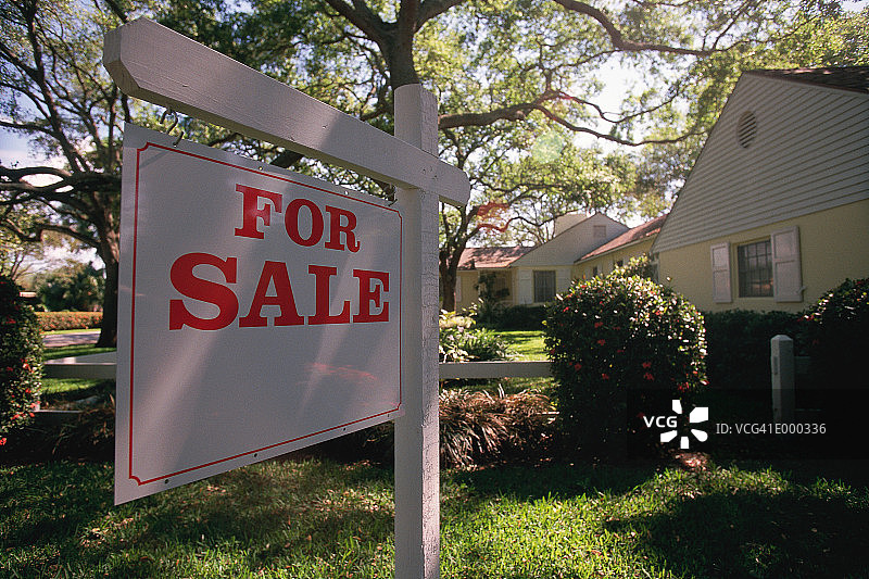 房屋前悬挂的出售标志图片素材