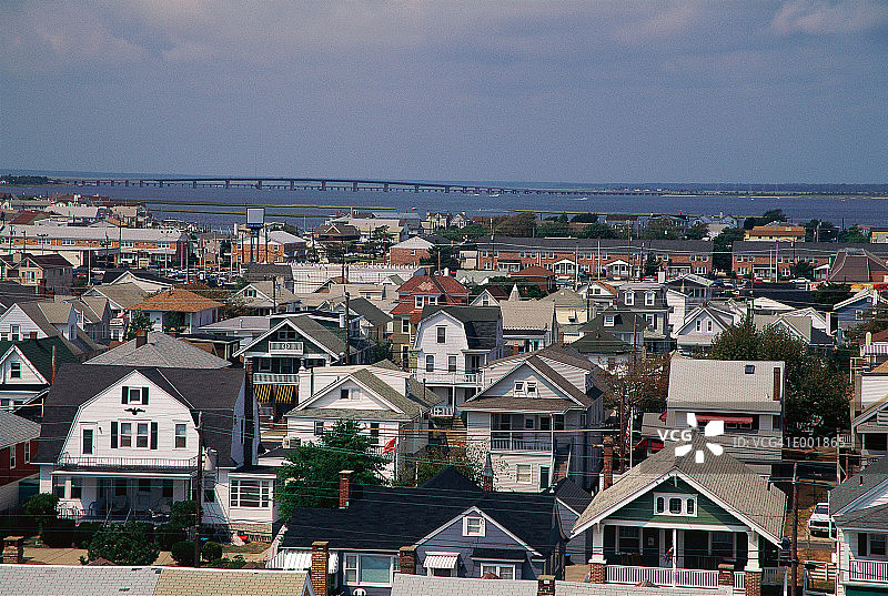 有水和桥梁的房屋航拍图片素材