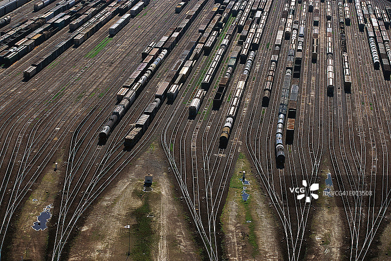 货运场和铁轨的鸟瞰图图片素材