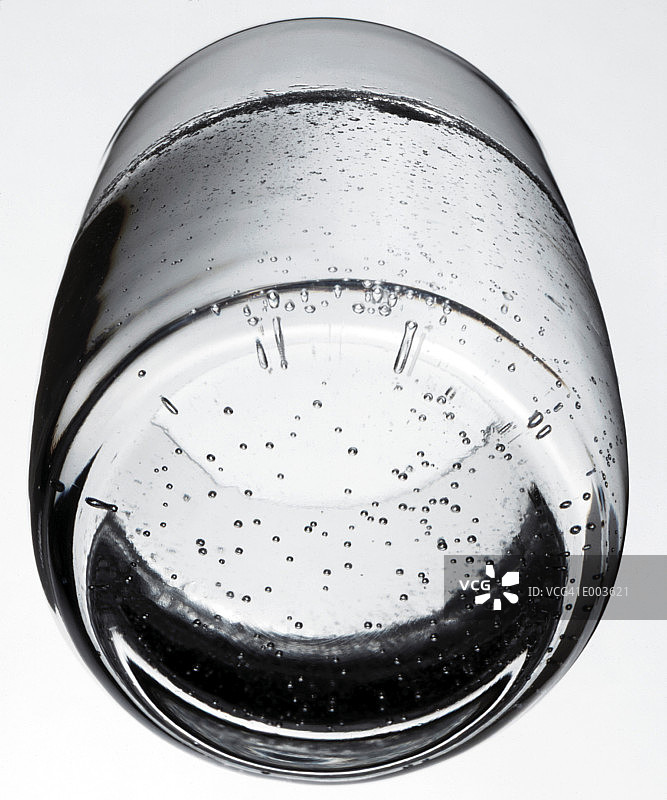 仰视视角：清澈的气泡水图片素材