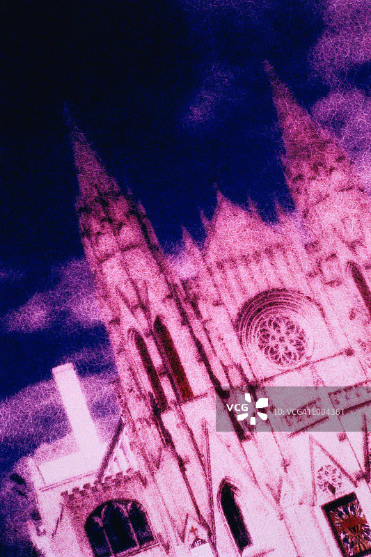 笼罩在紫色薄雾中的大教堂图片素材