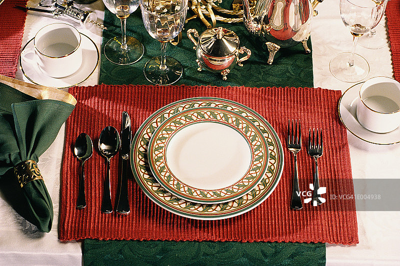 节日晚餐的餐具摆放图片素材