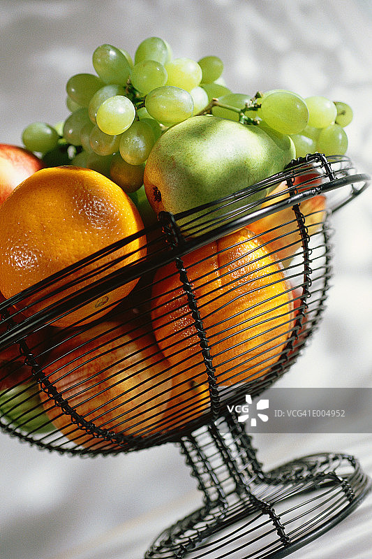装水果的金属丝篮图片素材